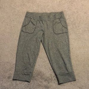 Aerie Gray Cropped Capris Pants